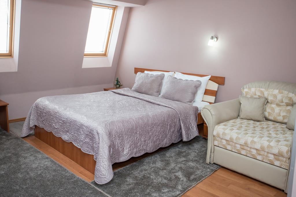 Sin-Kom Hotel Garni ピロト 部屋 写真