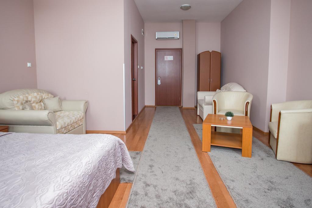 Sin-Kom Hotel Garni ピロト エクステリア 写真