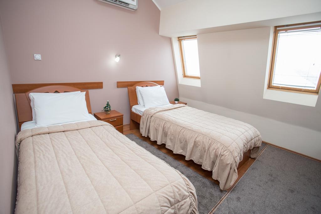 Sin-Kom Hotel Garni ピロト 部屋 写真