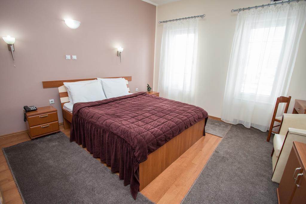 Sin-Kom Hotel Garni ピロト 部屋 写真