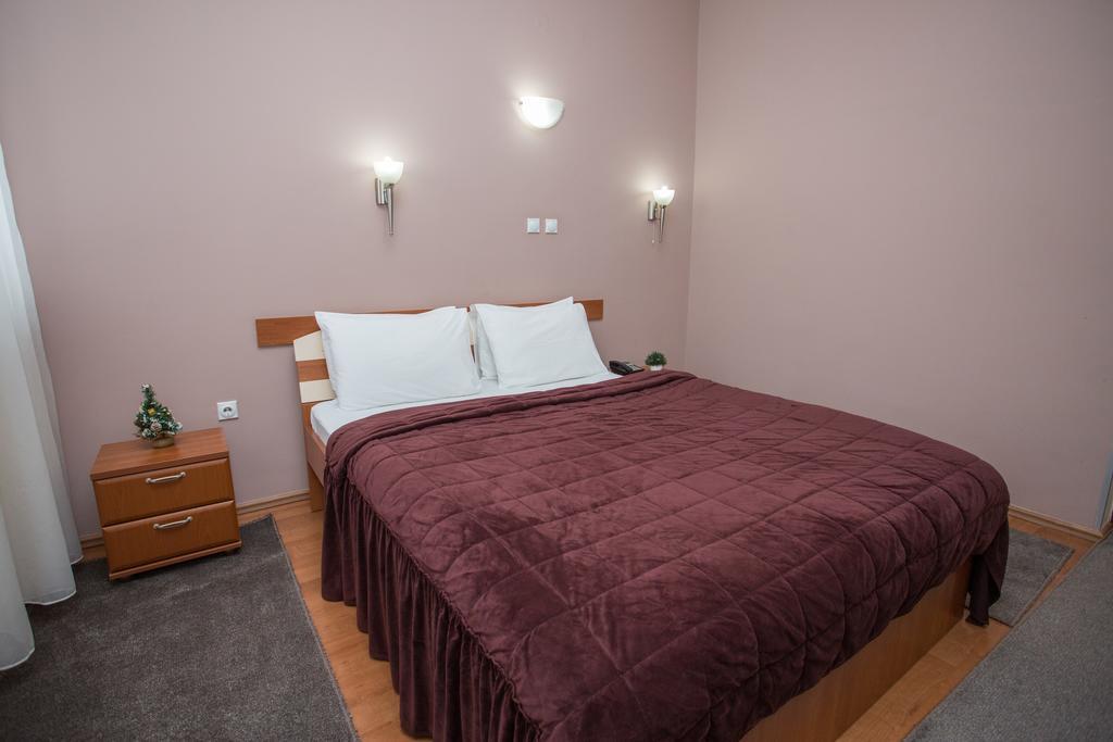 Sin-Kom Hotel Garni ピロト エクステリア 写真