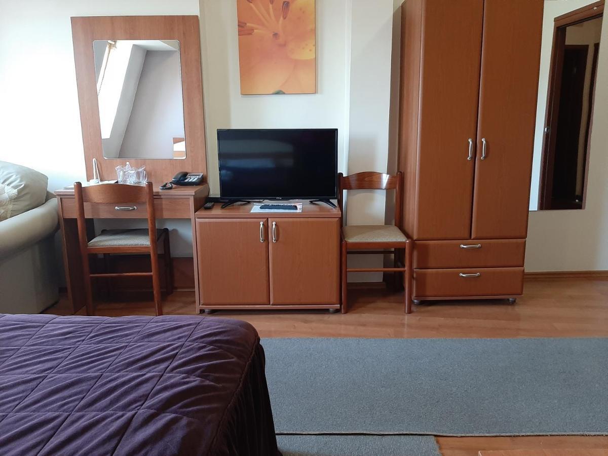 Sin-Kom Hotel Garni ピロト エクステリア 写真